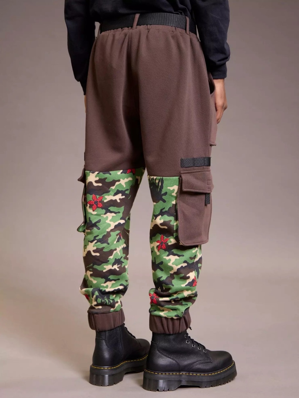 Stranger Things Demogorgon Camouflage Cargo Jogger Sweatpants Size Medium NEW - Picture 2 of 13